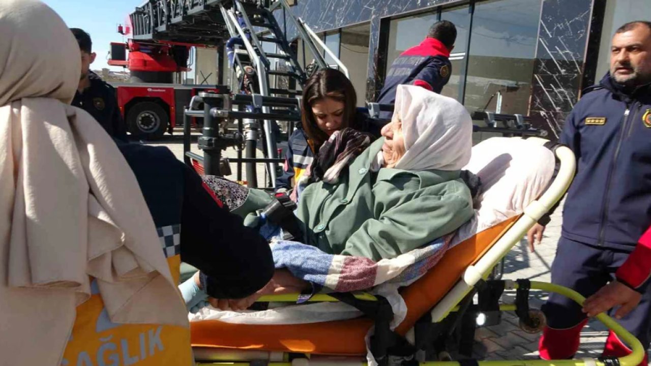 16 gün sonra muhtar fark etti: Yatağa bağımlı kadın ve oğlu vinçle kurtarıldı