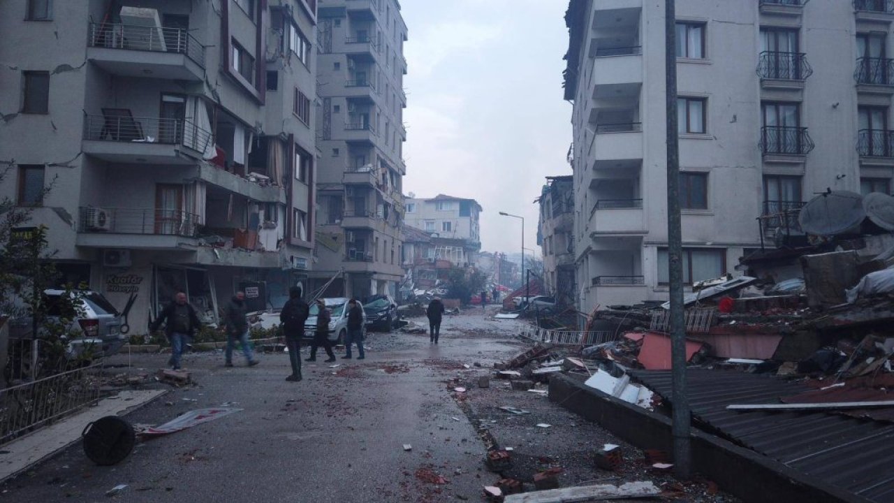 Kübra Par: Depremzedeler ev bekliyor, AK Parti de seçimden önce temel atılsın diyor; bu acele ne kadar doğru?
