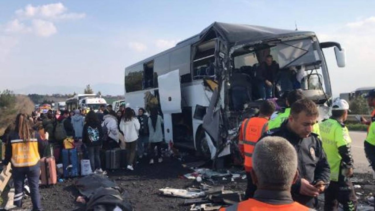 Depremzede öğrencileri Hatay'dan Konya'ya götüren otobüs, kamyona çarptı: 2 ölü, 6 yaralı