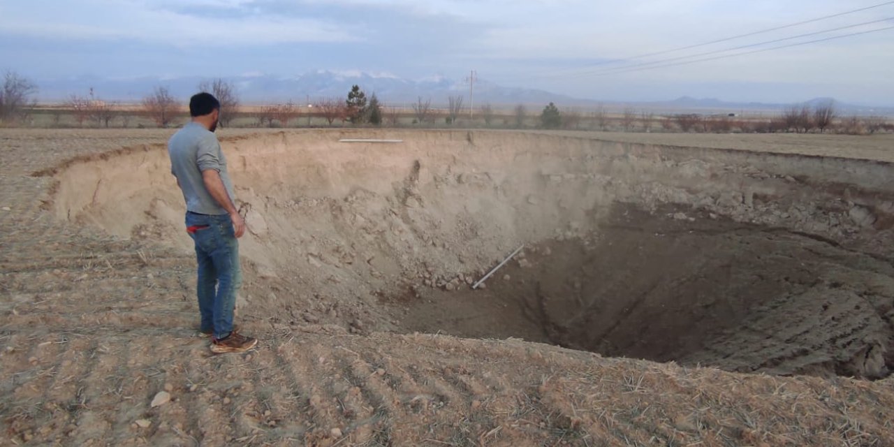 Konya Karapınar'da 15 metre derinliğinde obruk oluştu