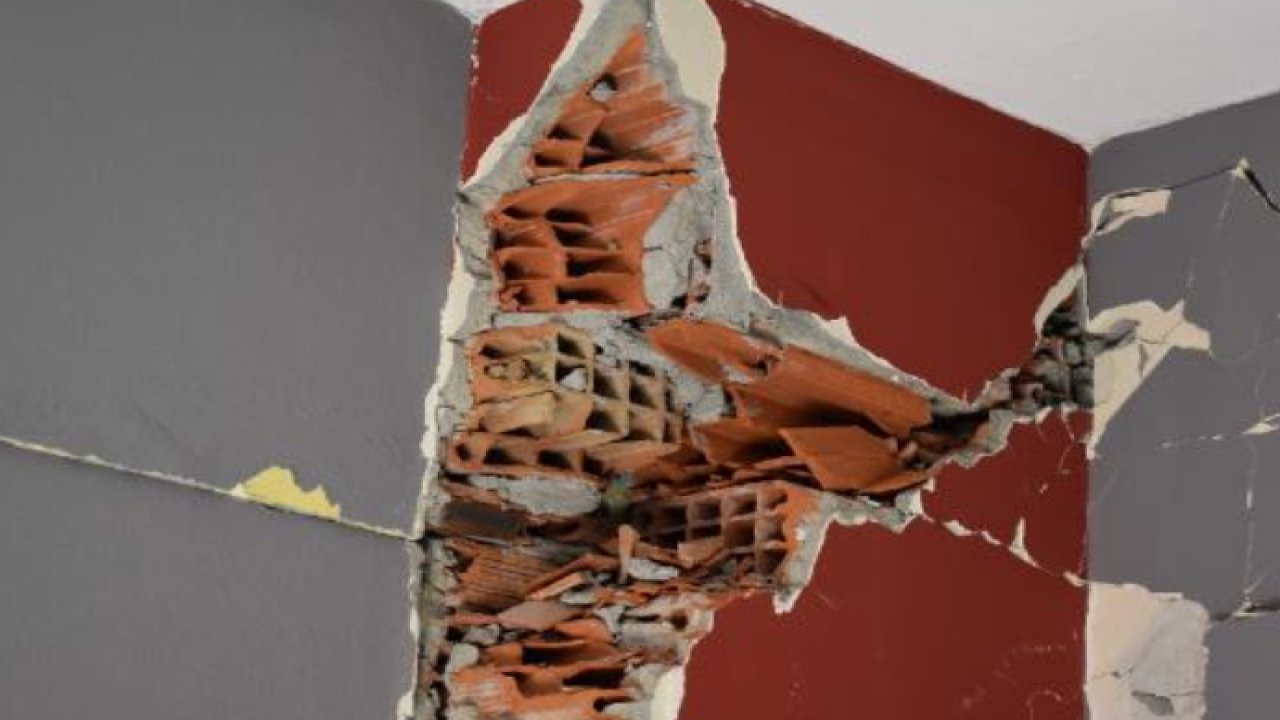 Depremde patlayan kolonlardan tuğla çıktı! Gündeme getirdikçe önümüz kesiliyor
