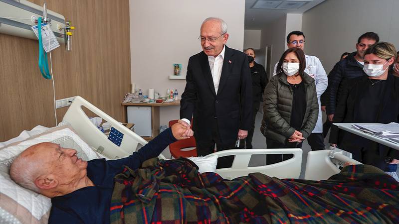 Kılıçdaroğlu, depremde yaralanan vatandaşları hastanede ziyaret etti