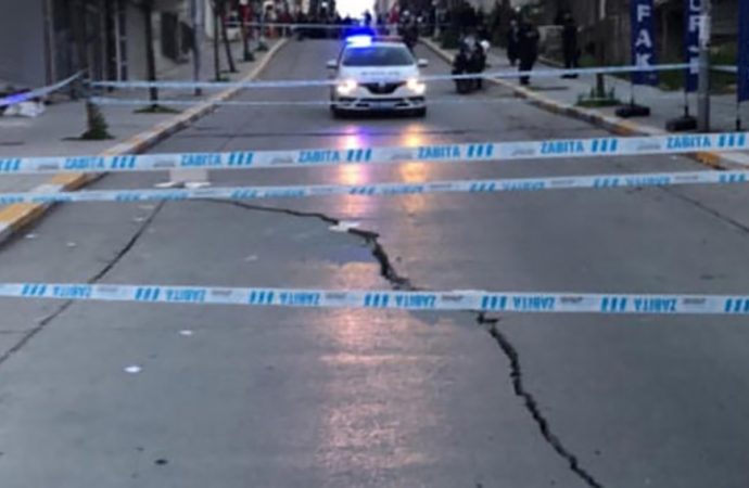 Esenyurt’ta caddede çatlaklar oluştu, 34 bina boşaltıldı!