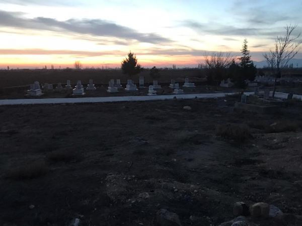 Mezarlıkta bedeninin yarısı toprağa gömülü kadın cesedi bulundu