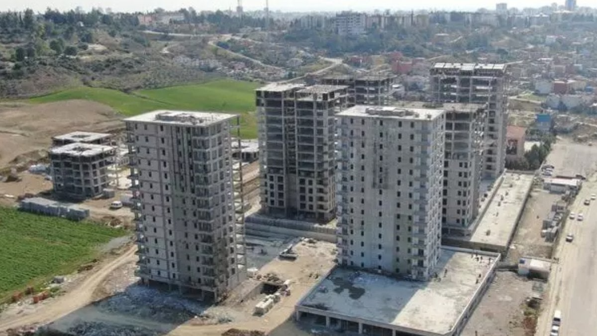 Adana Valiliği, Deprem Sonrası Yarım Kalan İnşaatları Durdurdu: Önlem Alınmazsa Tehlike Büyük!