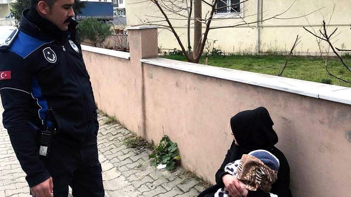 Dilencinin kucağındaki 'bebek' oyuncak çıktı