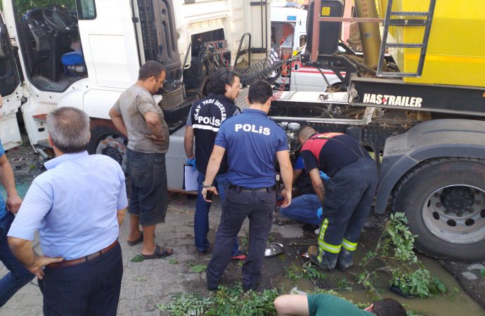 Sürücü kalp krizi geçirdi, kamyon durağa daldı: 2 ölü