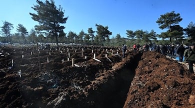 Belediye depremzedeye taksitle mezar sattı