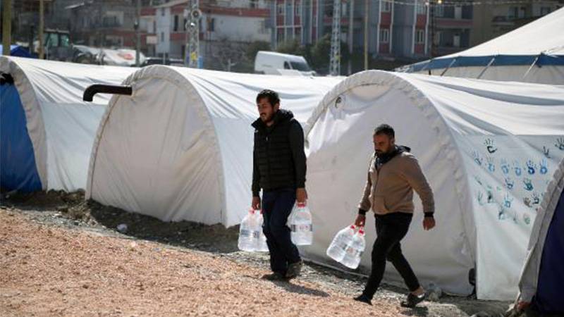 Hatay'da çadır bölgelerine tankerlerle su taşınıyor
