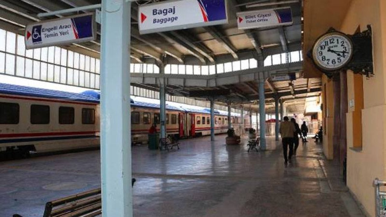 Malatya tren garında 04.17'de duran tarihi saat, depremin unutulmaması için çalıştırılmadı