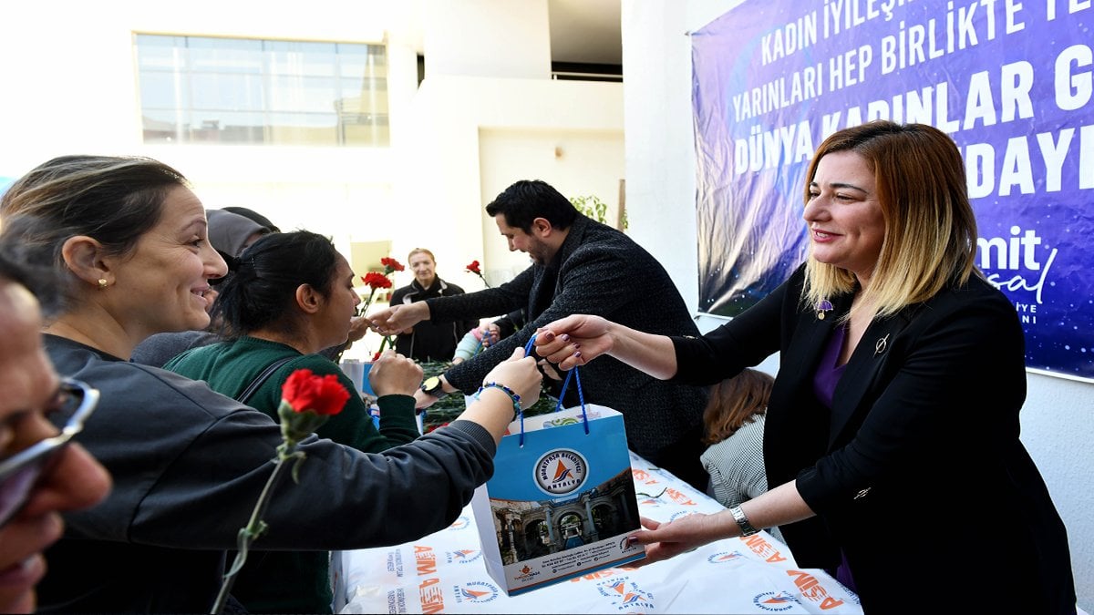 Depremzede kadınlara hijyen paketi