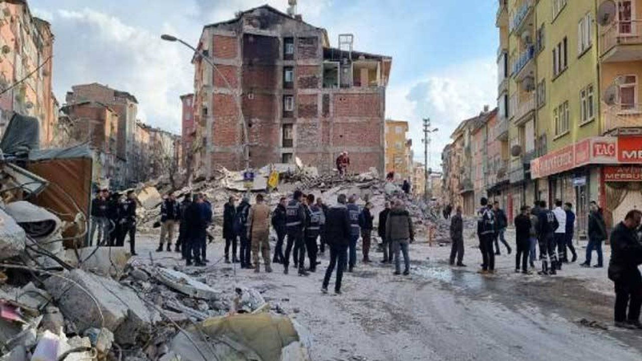 Malatya'da ağır hasarlı 5 katlı bina çöktü