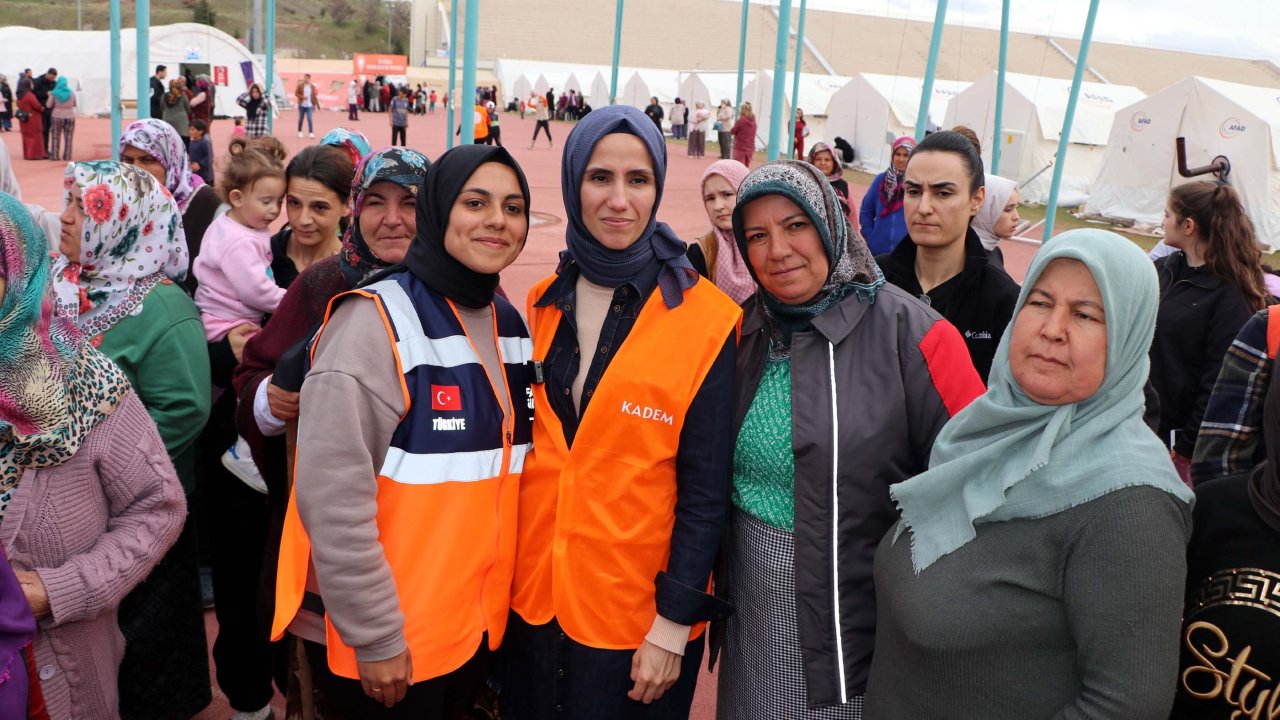 KADEM Mütevelli Heyeti Başkanı Sümeyye Erdoğan Bayraktar, İskenderun'da depremzede kadınlarla buluştu