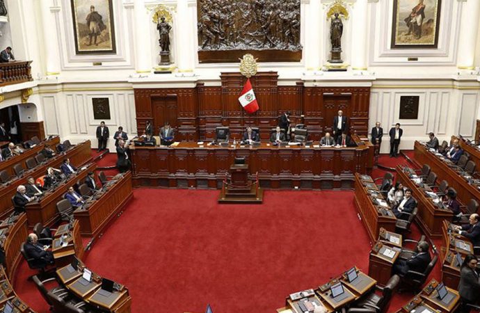 Devlet Başkanı Kongre’yi feshetti, Kongre Devlet Başkanı’nı görevden aldı