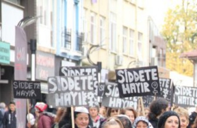Parkta şiddete maruz kalan kadına yardım etmeden sadece izlediler!