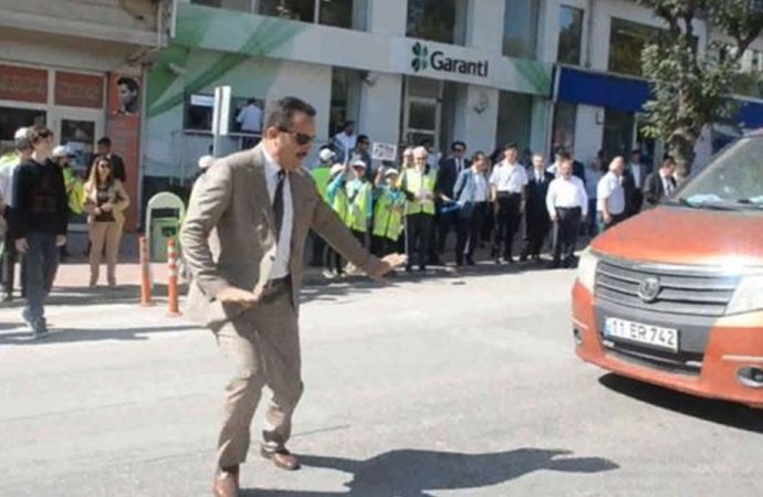 Yaya Geçidi Nöbeti’nde Vali Şentürk'e araba çarpıyordu!