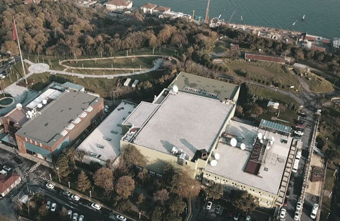 Hasar gören binalar arasında TRT de var: Bina apar topar boşaltıldı