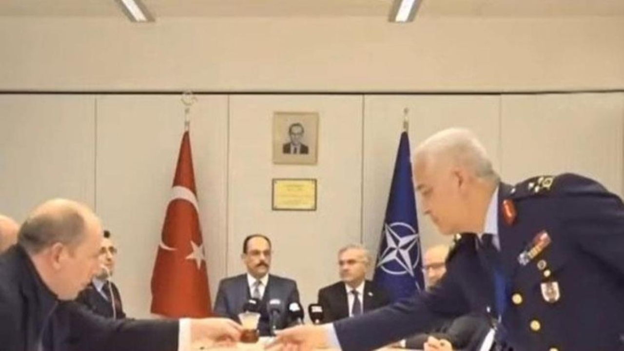 NATO zirvesinde Türk generalin boş bardakları toplaması tepki çekti