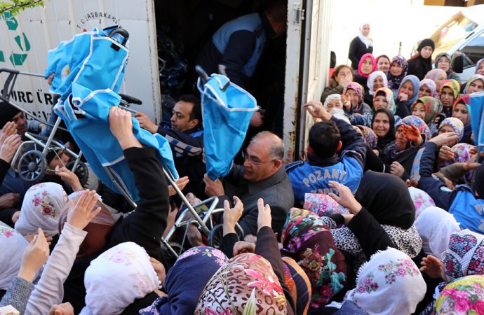 AKP mitingi sonrası pazar arabası dağıtımında izdiham