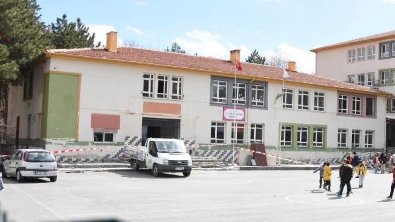 Kayseri'de depremde hasar gören anaokulu boşaltılıyor