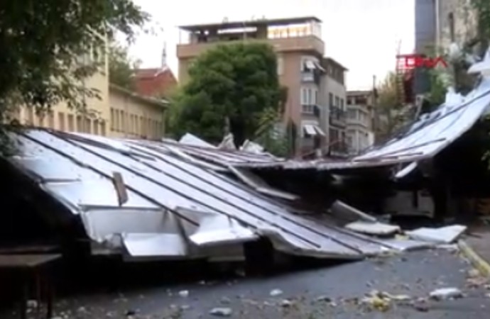 İstanbul'da sağanak ve rüzgar etkisini gösterdi! Çatılar uçtu, ağaçlar devrildi