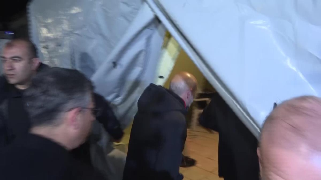 Cumhurbaşkanı Adayı Kılıçdaroğlu; Deprem Bölgesinde Geceyi Çadırda, Yer Yatağında Geçiriyor: 