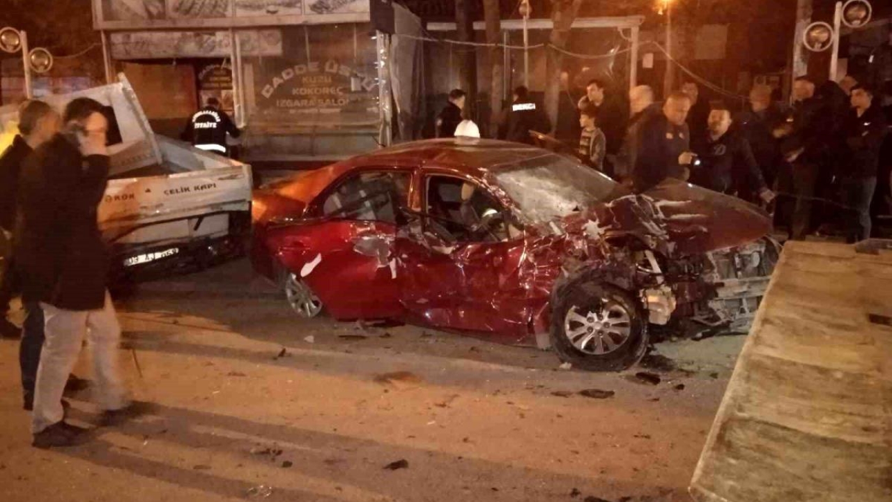 Afyonkarahisar'da 16 yaşındaki sürücü park halindeki iki araca çarptı: 1 ölü, 4 yaralı
