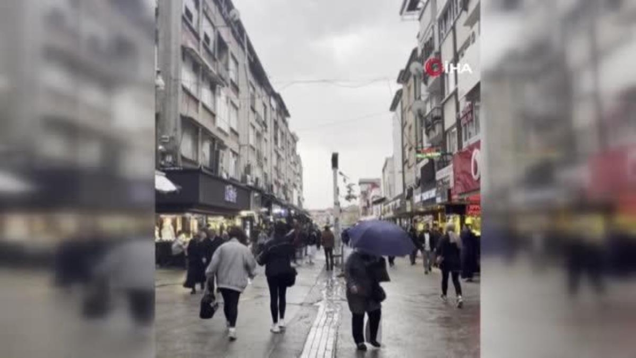Sakarya'da şiddetli fırtına: Ağaç parçaları yollara savruldu, vatandaşlar yürümekte güçlük çekti