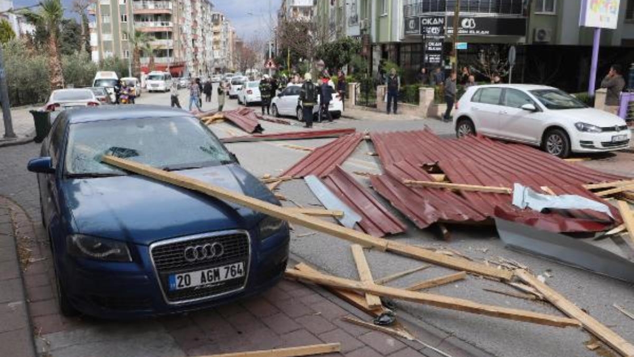 Denizli'de çatı uçtu, 6 otomobil hasar gördü; o anlar kamerada