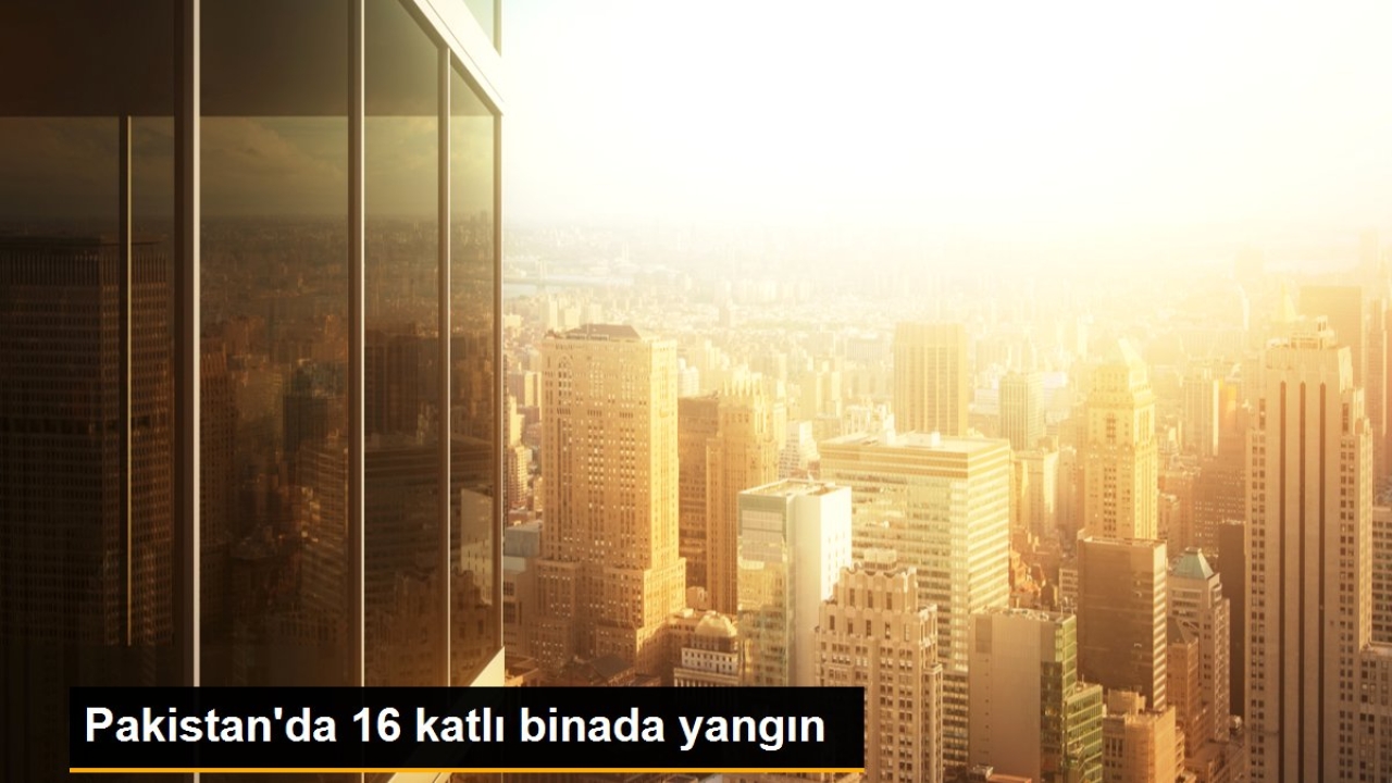 Pakistan'da 16 katlı binada yangın