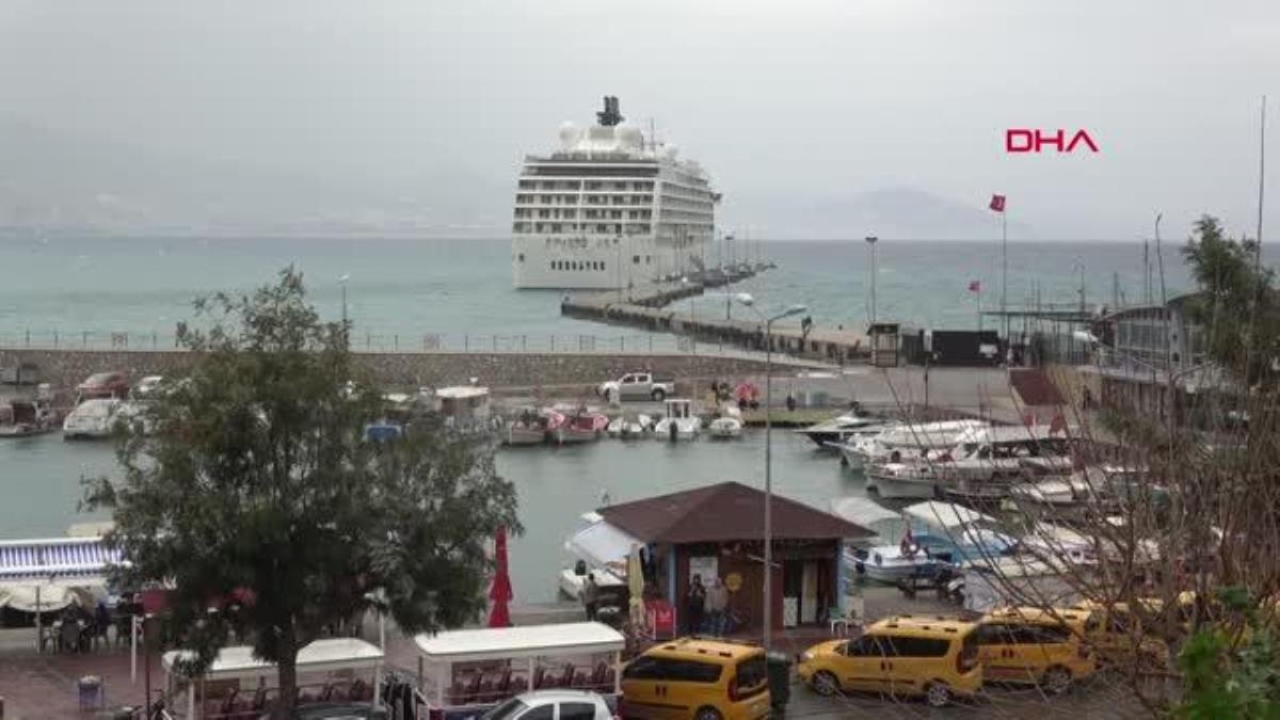 Lüks gemi̇ alanya'ya demi̇r atti