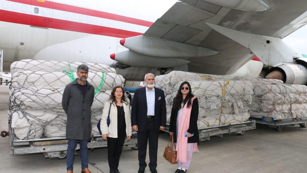 Pakistan'dan 90 ton çadır daha geldi