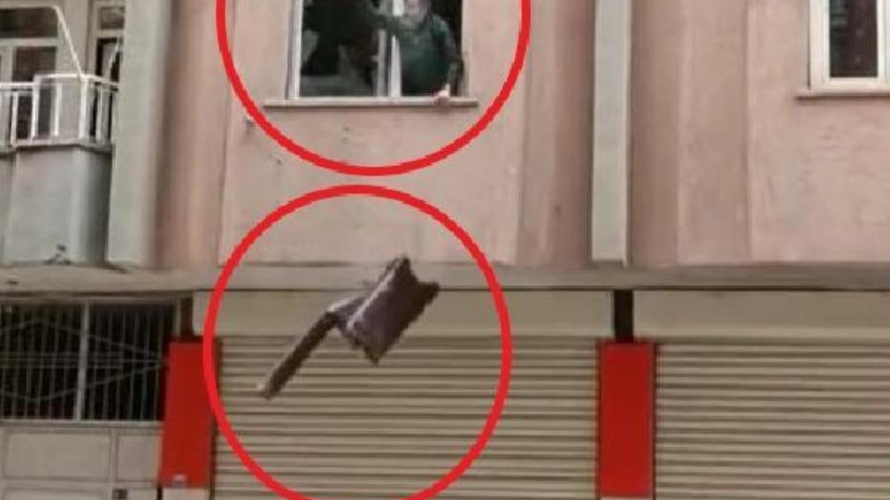 Fahiş fiyatlı kiralar nedeniyle ağır hasarlı evden çıkmıyorlar: Mühürlenen binada zabıtaya direniyorlar