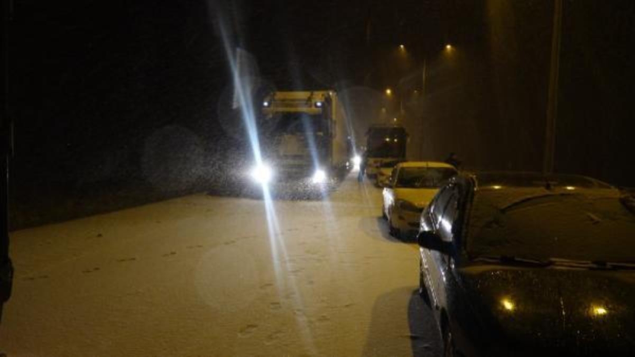 Çorum'da yoğun kar yağışı ulaşımı etkiledi