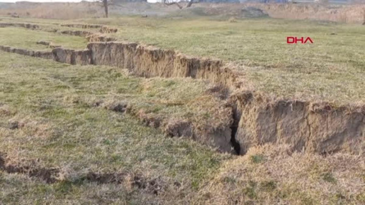 Ceyhan nehri kıyısında deprem sonrası büyük yarıklar oluştu-o