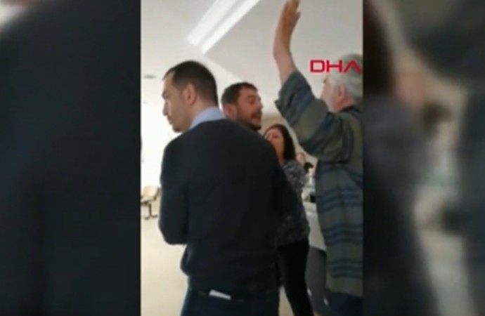 Doktorla hasta yakını birbirine girdiği anlar cep telefonu kamerasına yansıdı