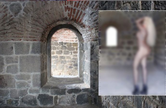 Tarihi yapı içinde mayolu fotoğraf çektiren kadın gözaltına alındı