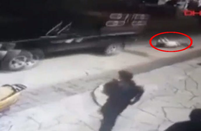 Halk, vaatlerini yerine getirmeyen belediye başkanını kamyonete bağlayıp sürükledi