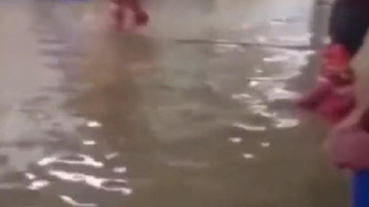 Şanlıurfa'da şiddetli yağış nedeniyle Eyyübiye Devlet Hastanesi'ni su bastı