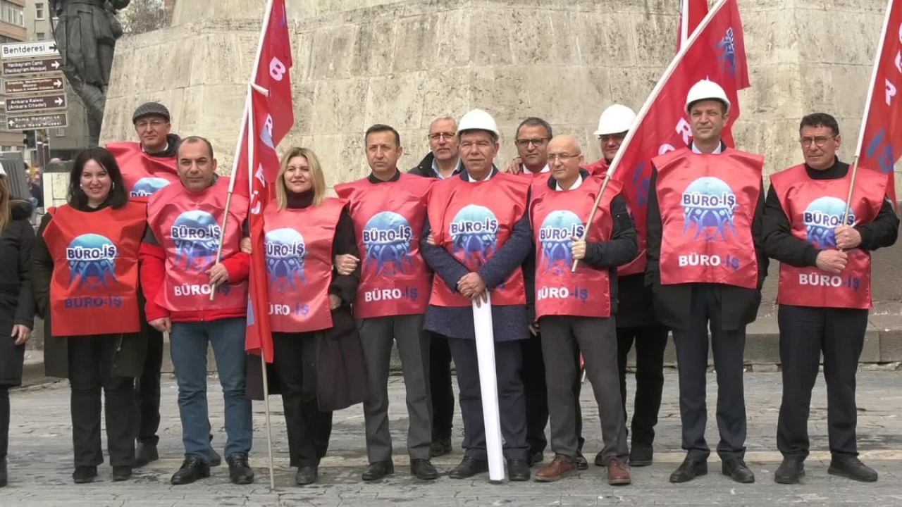Büro İş Sendikası'ndan Baret İçinde Bordro Yakma Eylemi: Memurun Taleplerini Karşılamazsanız 14 Mayıs'ta Sandı