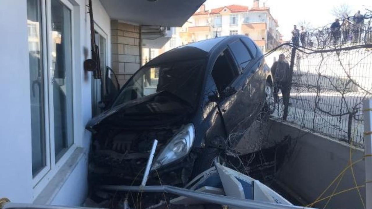 Otomobil, dairenin balkonuna girdi; sürücü yaralandı