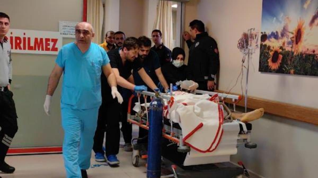 Atölyede kesim yaptığı testerenin bıçağı yerinden çıktı, boynundan ağır yaralandı
