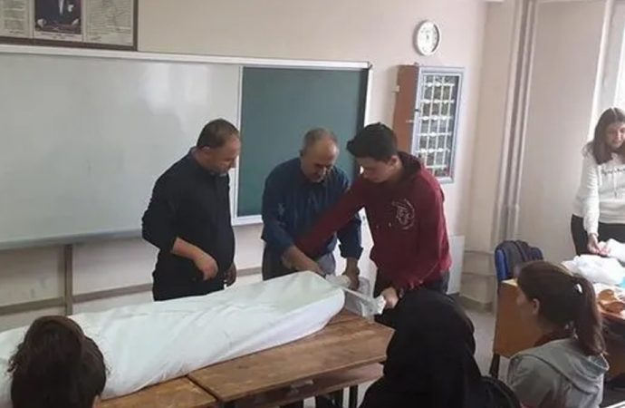 Öğrencisini kefenleyerek ders anlatan öğretmene soruşturma