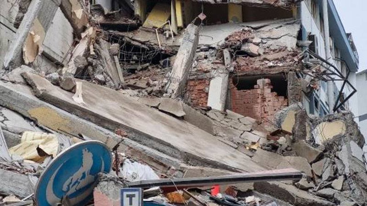 Malatya'da ağır hasarlı 7 katlı bina çöktü