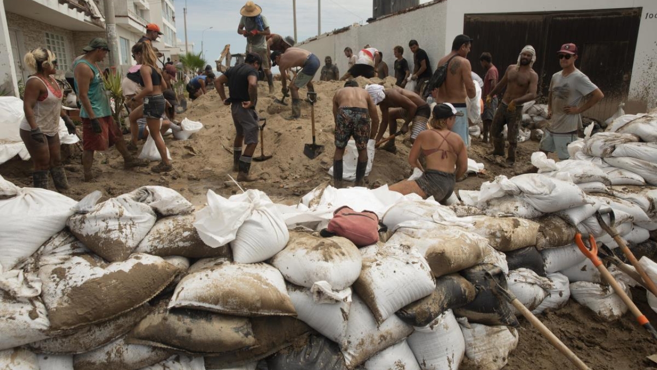 Yaku Kasırgası Peru'da Hayatı Felç Etti