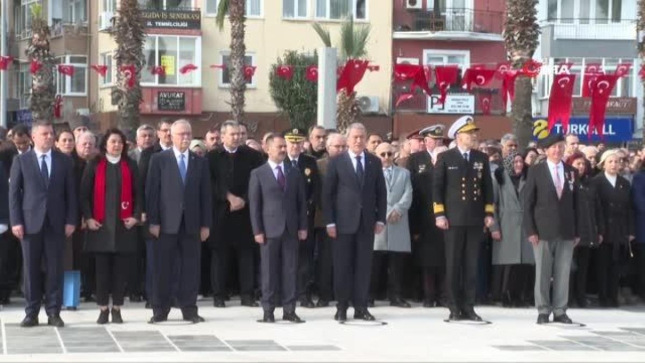Çanakkale'deki kutlamalar Akar'ın Çanakkale Geçilmez madalyasını Türk bayrağına toka etmesi ile başladı