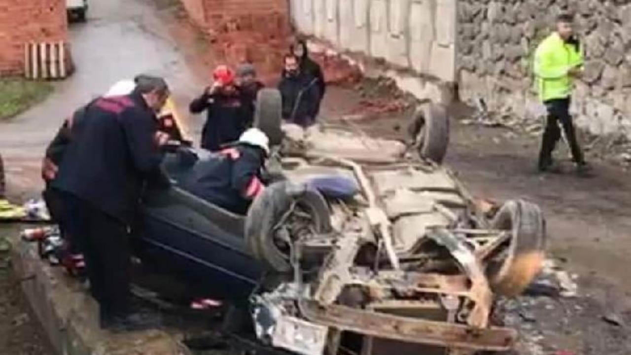 Otomobil, duvarı aşarak alt yola düştü; sürücü öldü