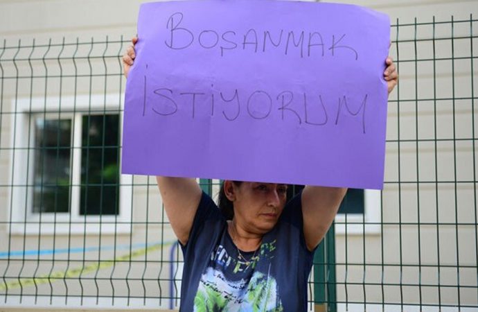 19 yıldır şiddet gördüğü ve boşanmaya çalıştığı eşine çanta fırlatan kadın tutuklanacak!
