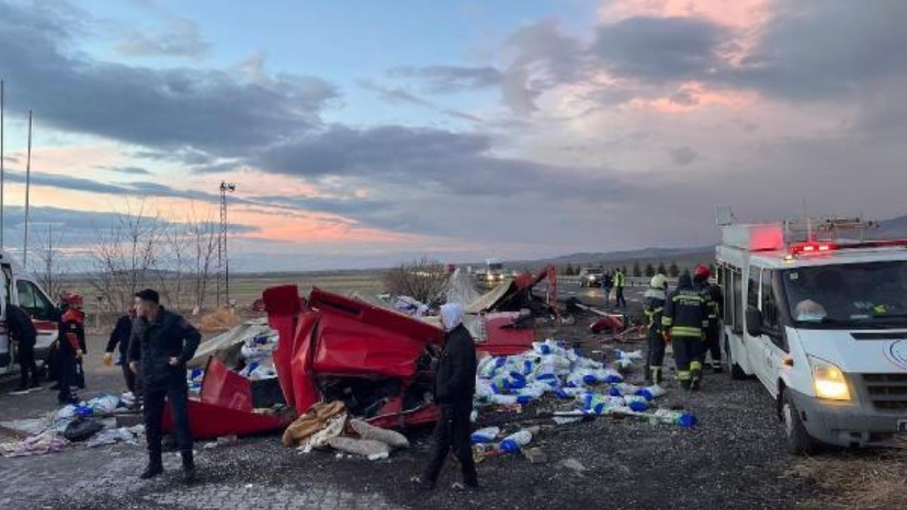 Hurdaya dönen TIR'ın kabininde sıkışan sürücüyü itfaiyeciler çıkardı