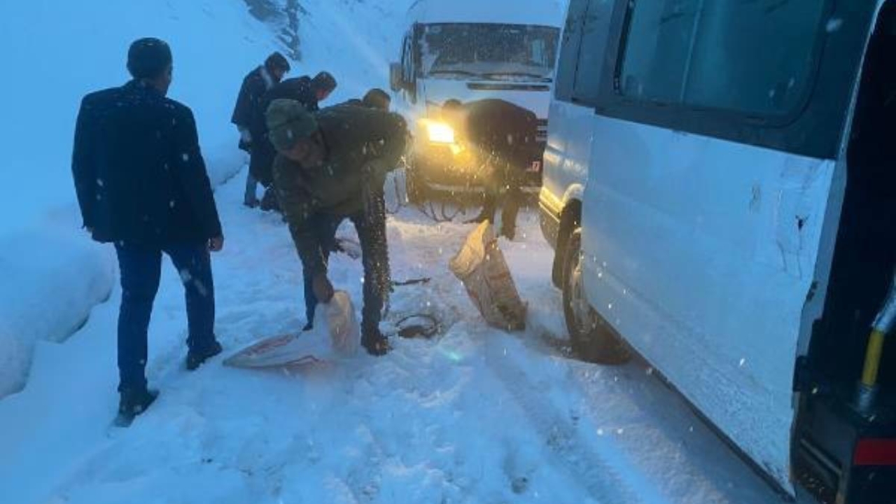 Hizan yolunda kar ve sis etkili oldu; araçlar yolda kaldı